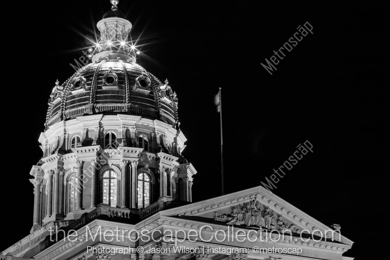 Des Moines Iowa Picture at Night