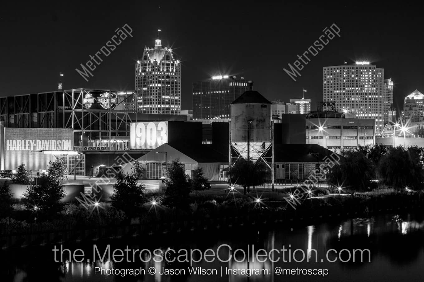 Milwaukee Wisconsin Picture at Night